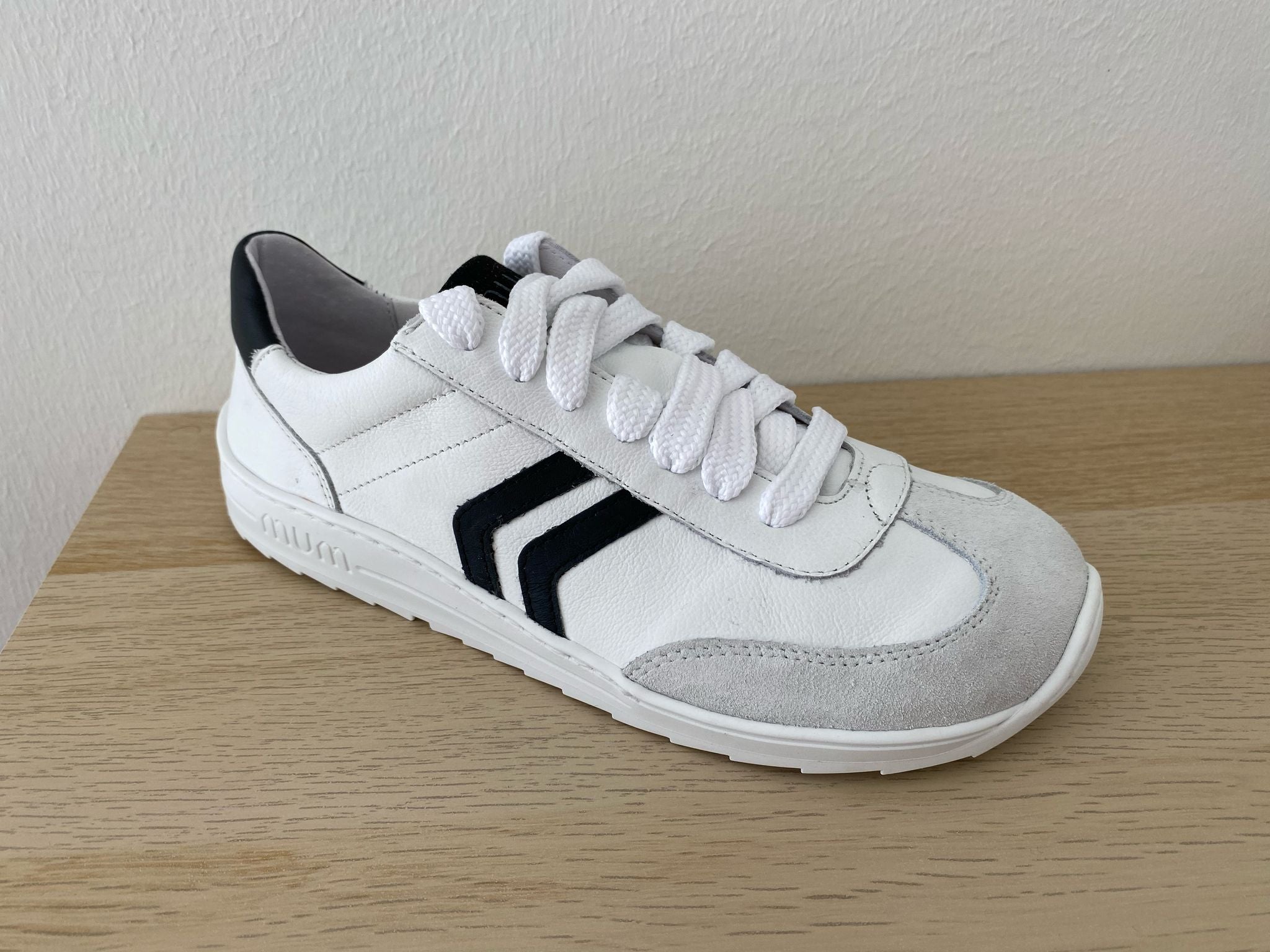 Ténis MUM Barefoot - Modelo Inês Bright